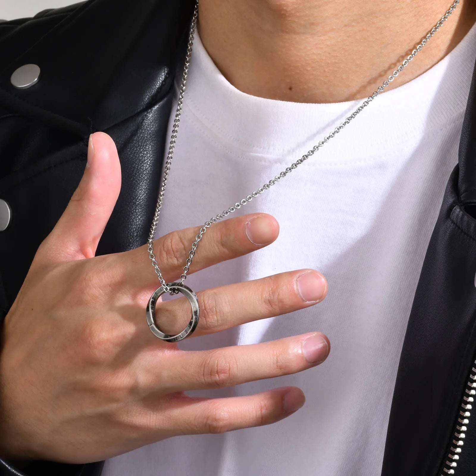 Viikinkikaulakoru pyöreällä teräsriimukorulla 2