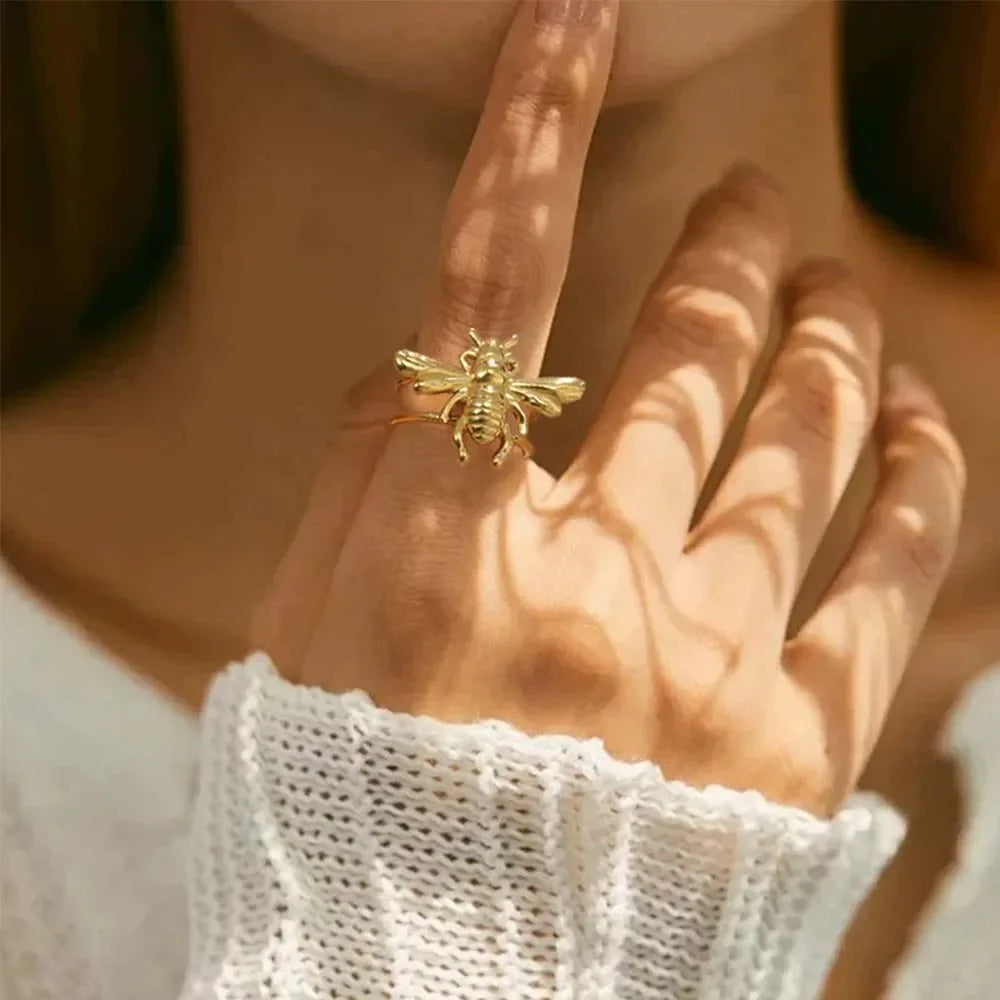 Mehiläisaiheinen sormus naisille, kulta