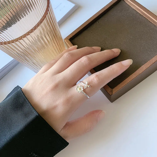 Säädettävä sormus mehiläisellä ja kukalla