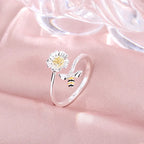 Säädettävä sormus mehiläisellä ja kukalla