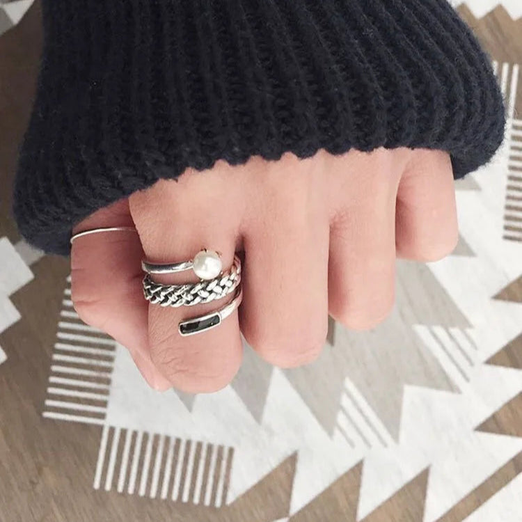 Hopeoitu sormus helmellä