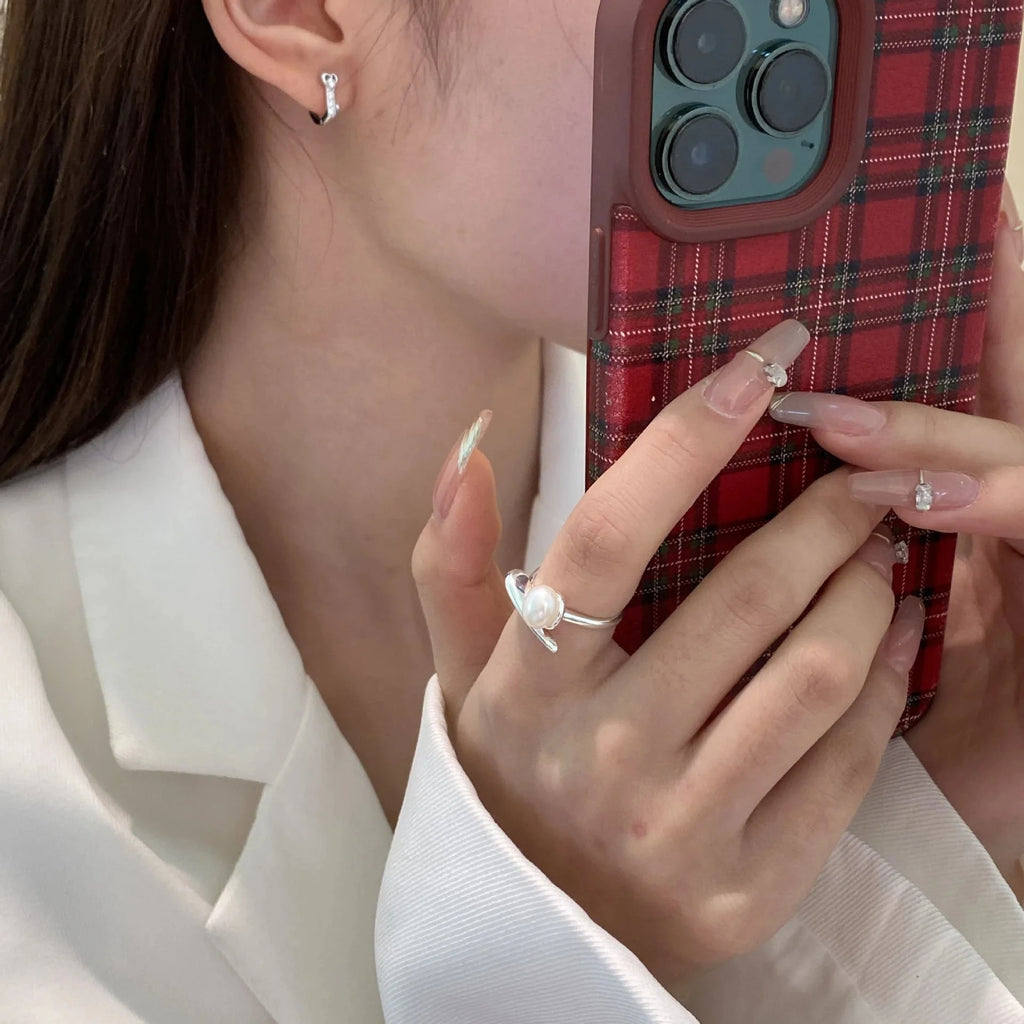 Ihastuttava helmikoristeinen sormus naisille