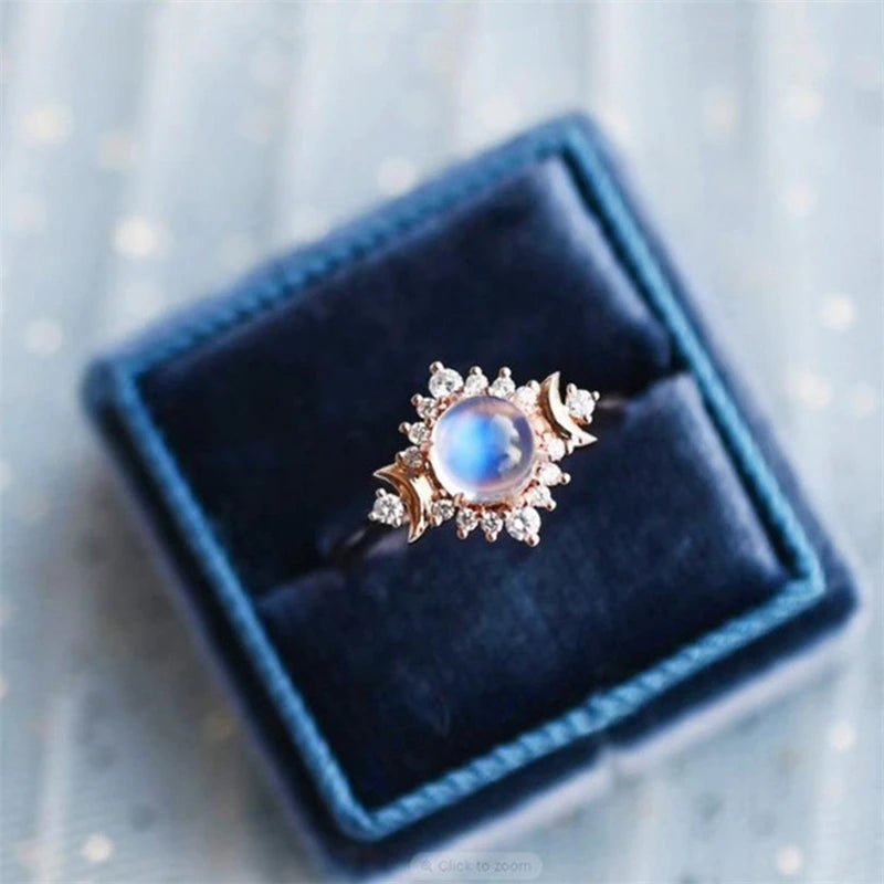 Sormus, jossa on strassikivi ja kuunkivi