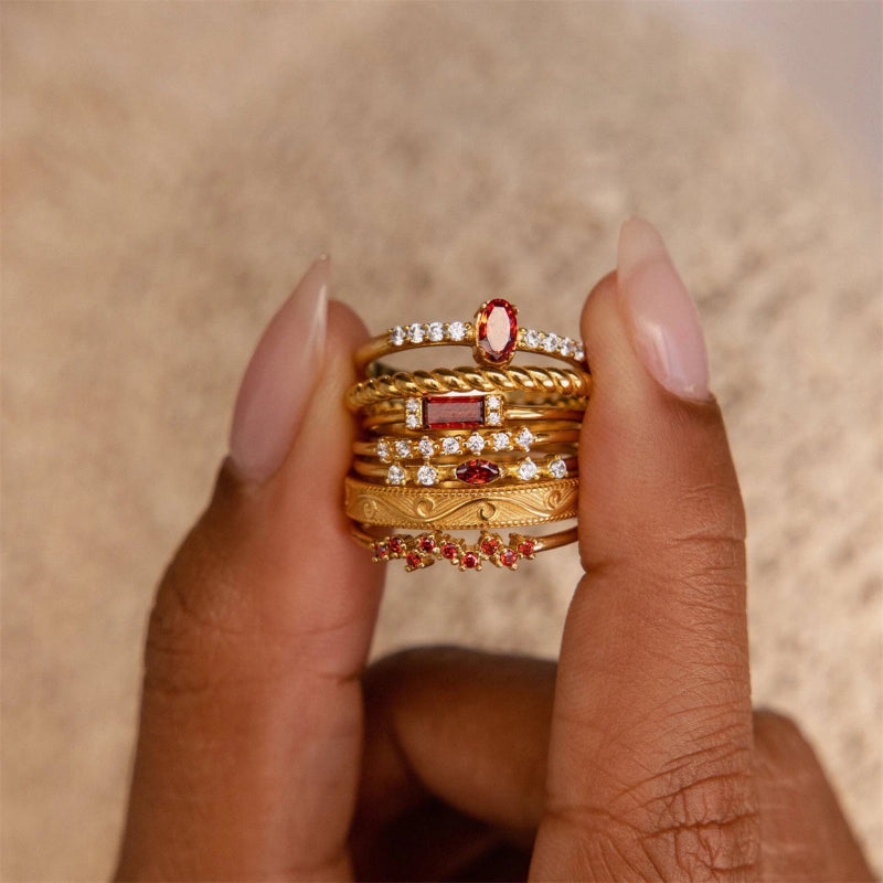 Sormus, jossa on syntymäkivi zirkoni