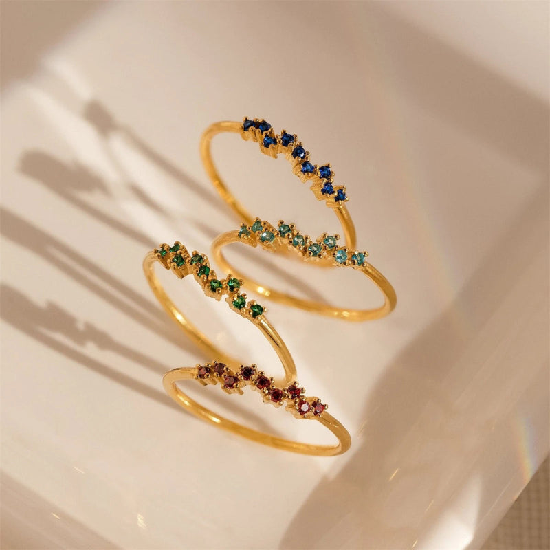 Sormus, jossa on syntymäkivi zirkoni