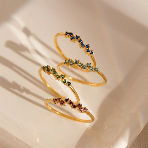 Sormus, jossa on syntymäkivi zirkoni