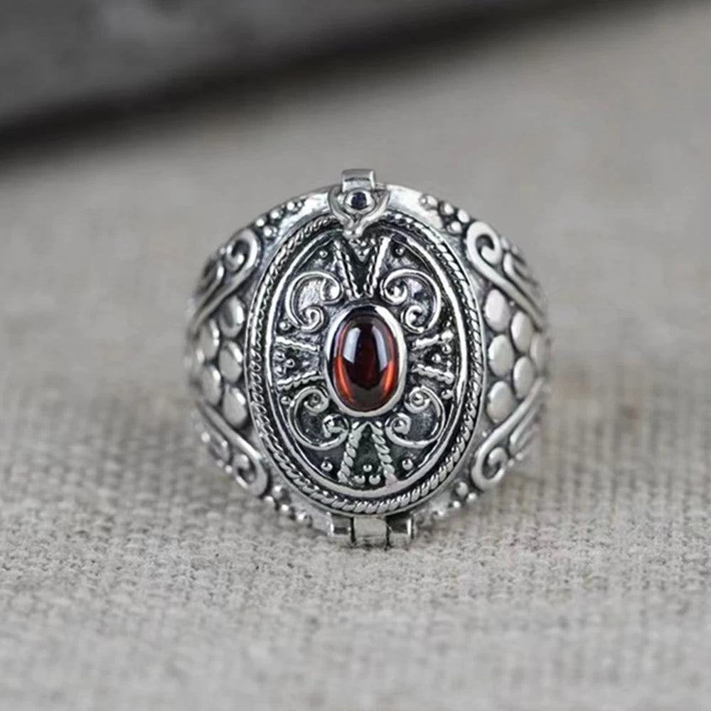 Etnisen tyylin sormus, jossa on aukko