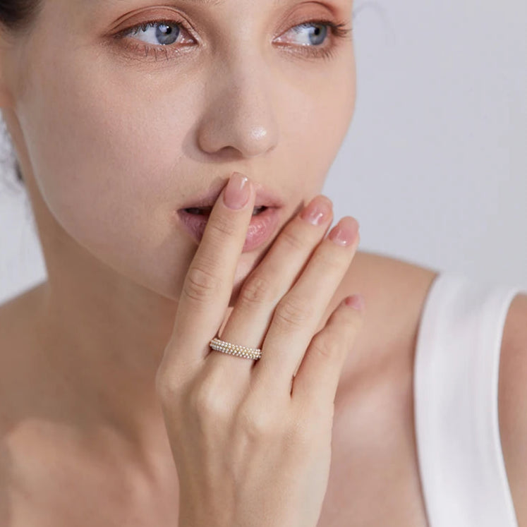 Tyylikäs sormushelmillä varustettu sormus