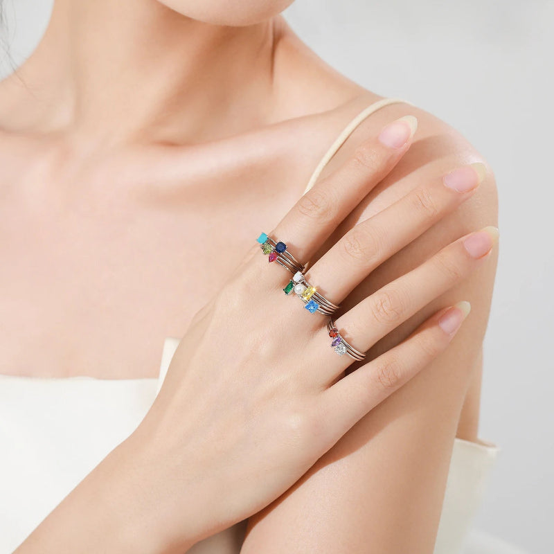 Sormus värillisellä zirkoni syntymäkivellä