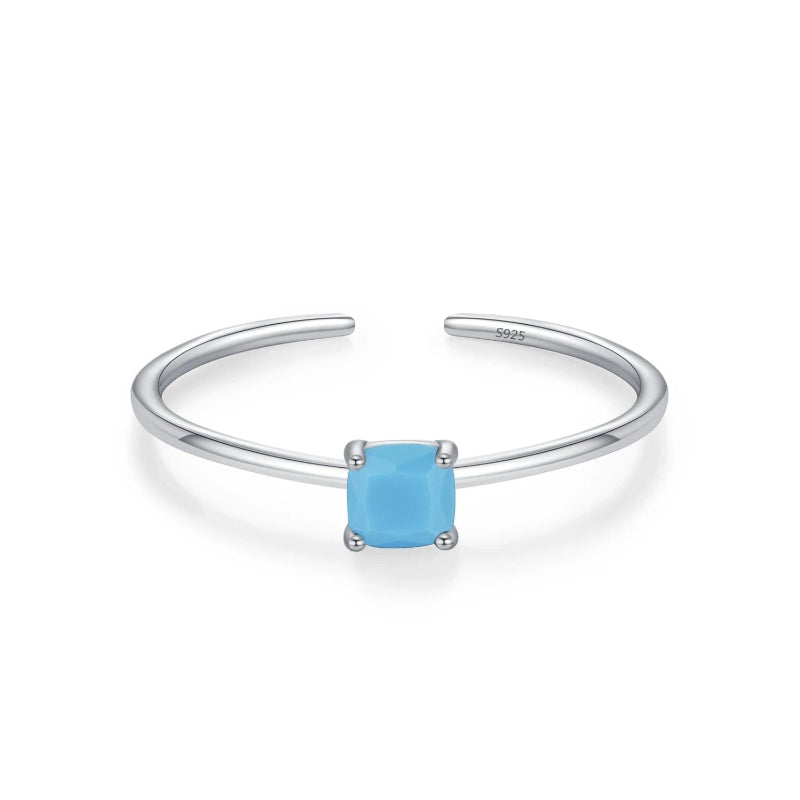 Sormus värillisellä zirkoni syntymäkivellä