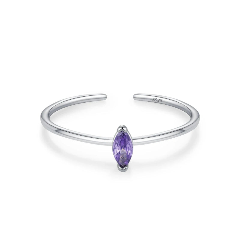 Sormus värillisellä zirkoni syntymäkivellä