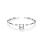 Sormus värillisellä zirkoni syntymäkivellä