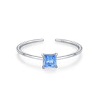 Sormus värillisellä zirkoni syntymäkivellä