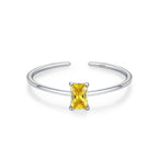 Sormus värillisellä zirkoni syntymäkivellä