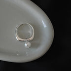 Naisten sormus, jossa valkoinen helmi ja zirkonia