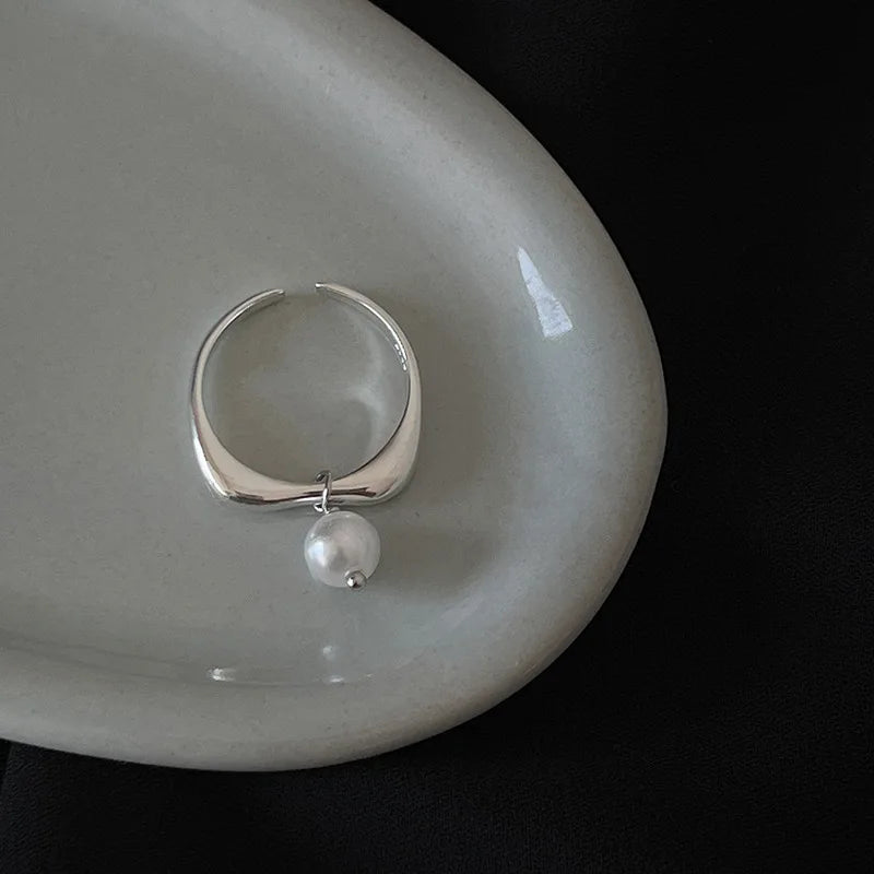 Naisten sormus, jossa valkoinen helmi ja zirkonia