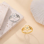 Sormus, jossa on viiden terälehden kukka ja hopeinen zirkoni