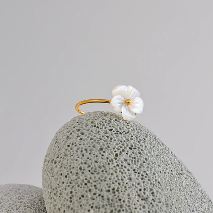 Kehäsormus, jossa on päivänkakkarakukka