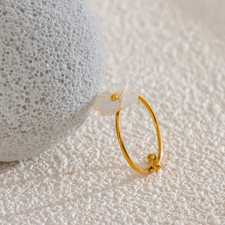 Kehäsormus, jossa on päivänkakkarakukka