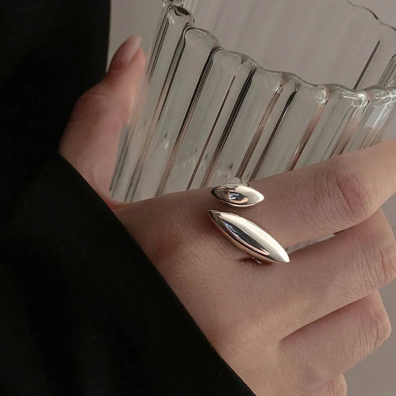 Hopeoitu vesipisaran sormus