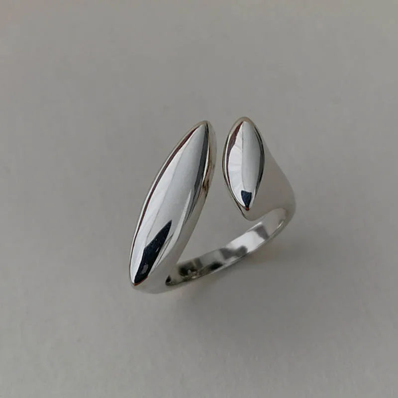 Hopeoitu vesipisaran sormus