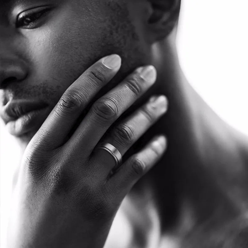 Miesten hopeinen pyörivä stressinlievityssormus