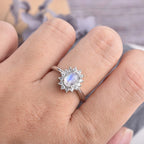 Sormus, ovaali kuukivi ja zirkoni