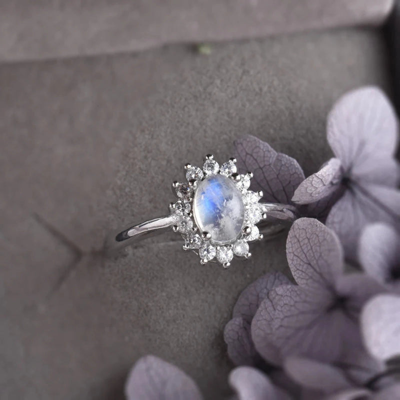 Sormus, ovaali kuukivi ja zirkoni