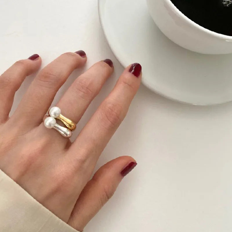 Sormus naisille valkoisella helmellä hopea