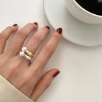 Sormus naisille valkoisella helmellä hopea