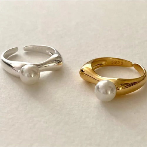 Sormus naisille valkoisella helmellä hopea