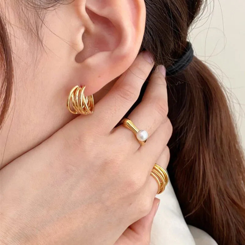 Sormus naisille valkoisella helmellä kulta