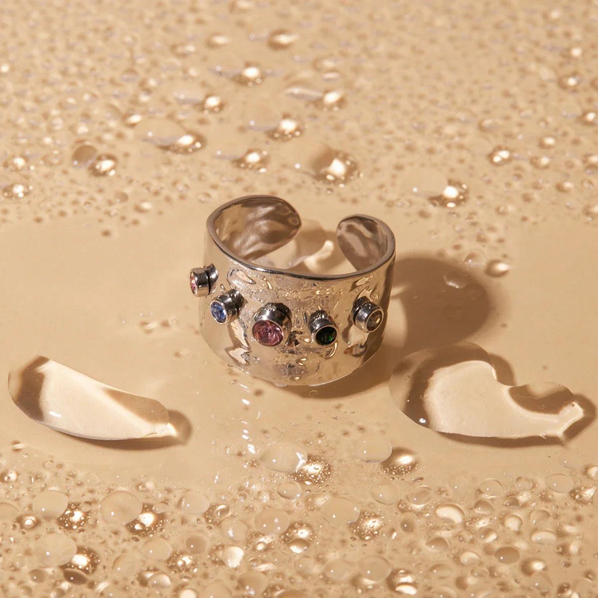 Leveä sateenkaarisormus