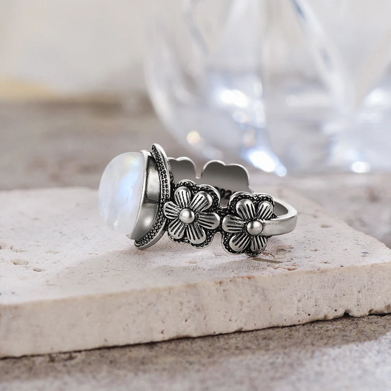 Sormus kukkakuvioisella kuulla, kuukivi