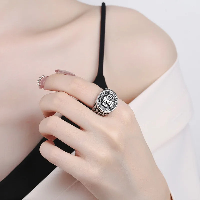 Sormus goottilaisella pääkallorenkaalla