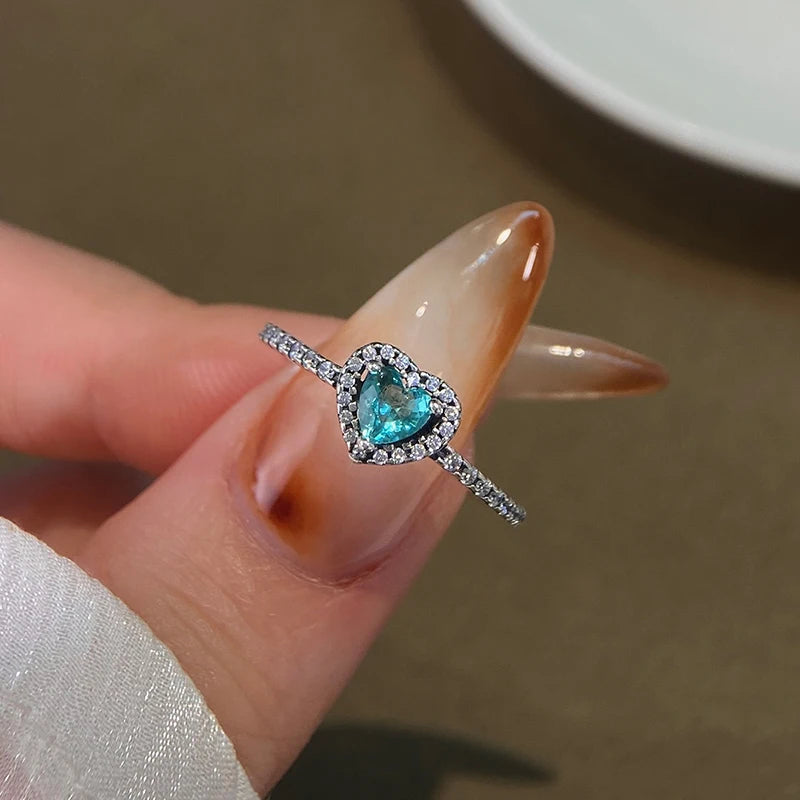 Sormus sydämellä ja vihreällä zirkonilla hopeaa