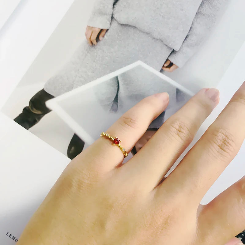 Sormus punaisella sydämellä ja zirkonilla