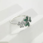 Sormus, jossa on sydämiä ja vihreitä zirkoneja, kolmilehtinen apila