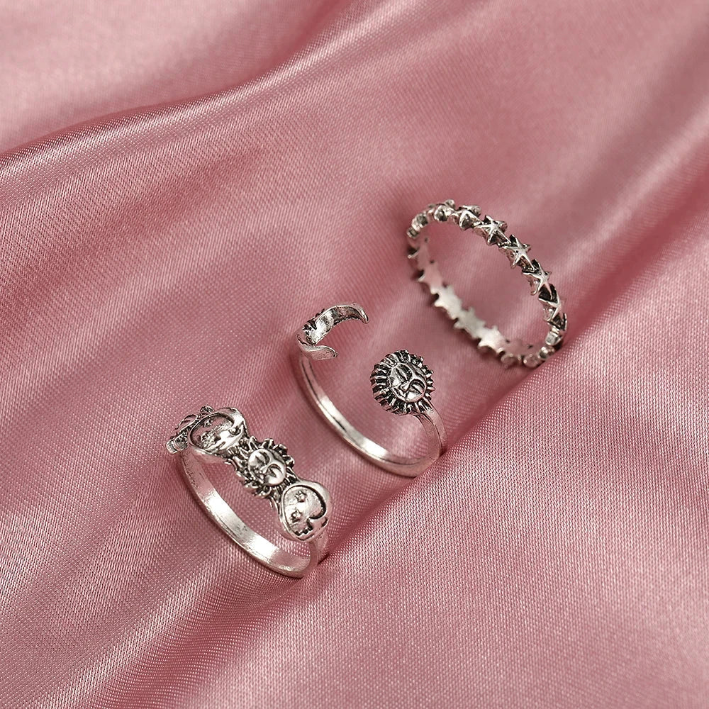 Sormus, jossa on puolikuu ja tähdet