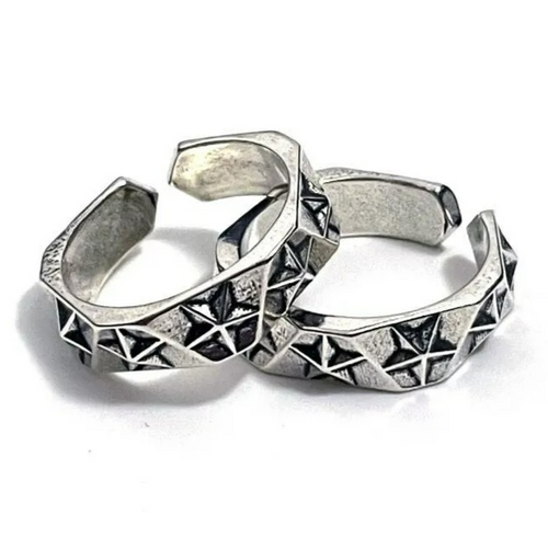 Sormus, jossa on tähtiä ja taivaankappaleita