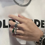 Sormus, jossa on tähtiä ja taivaankappaleita