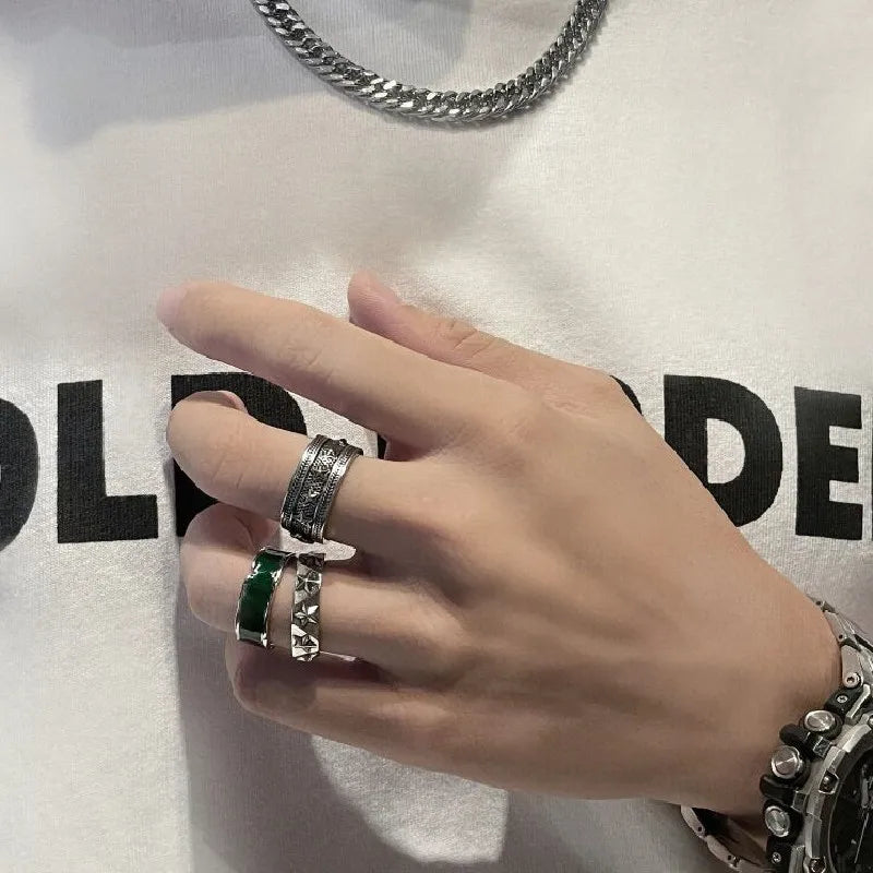 Sormus, jossa on tähtiä ja taivaankappaleita