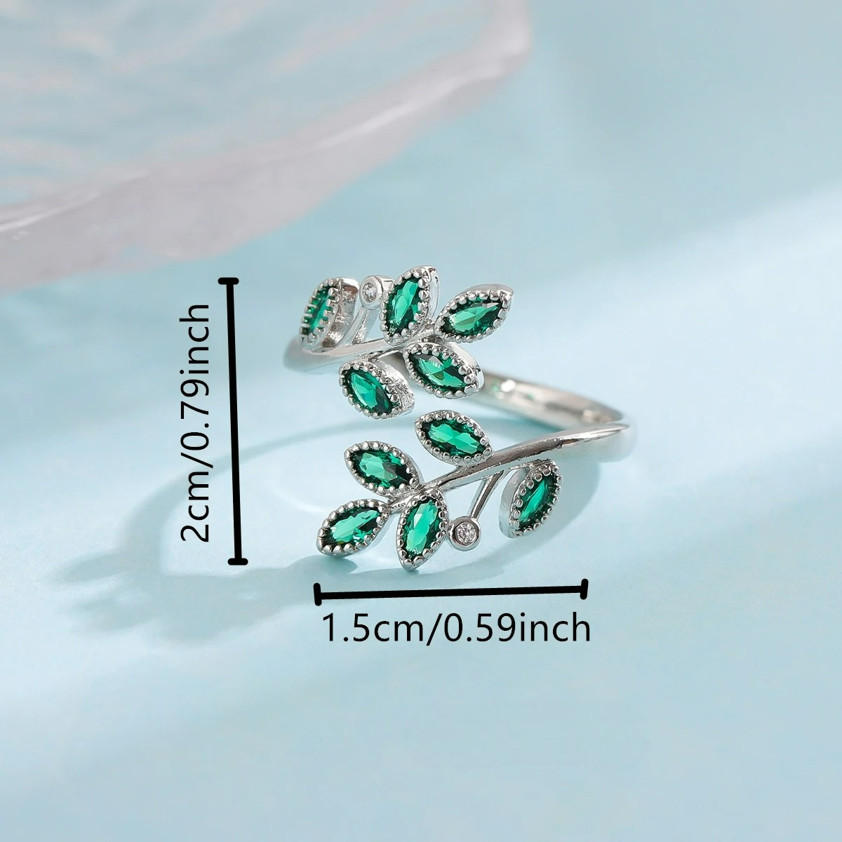 Sormus syksyn vihreillä lehdillä