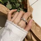 Tyylisormus, jossa on kukkia ja zirkonhelmiä