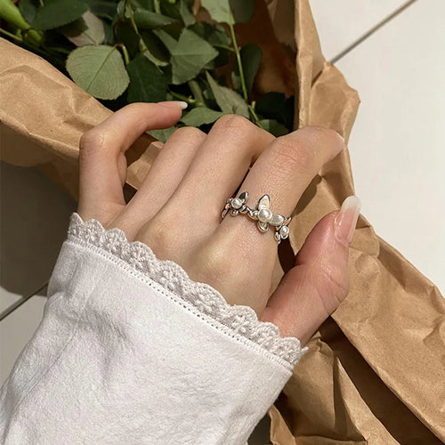 Tyylisormus, jossa on kukkia ja zirkonhelmiä