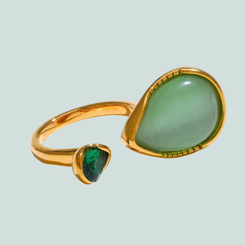 Sormus luonnonkivestä ja zirkonista valmistetulla vesipisara-muotoisella koristeella