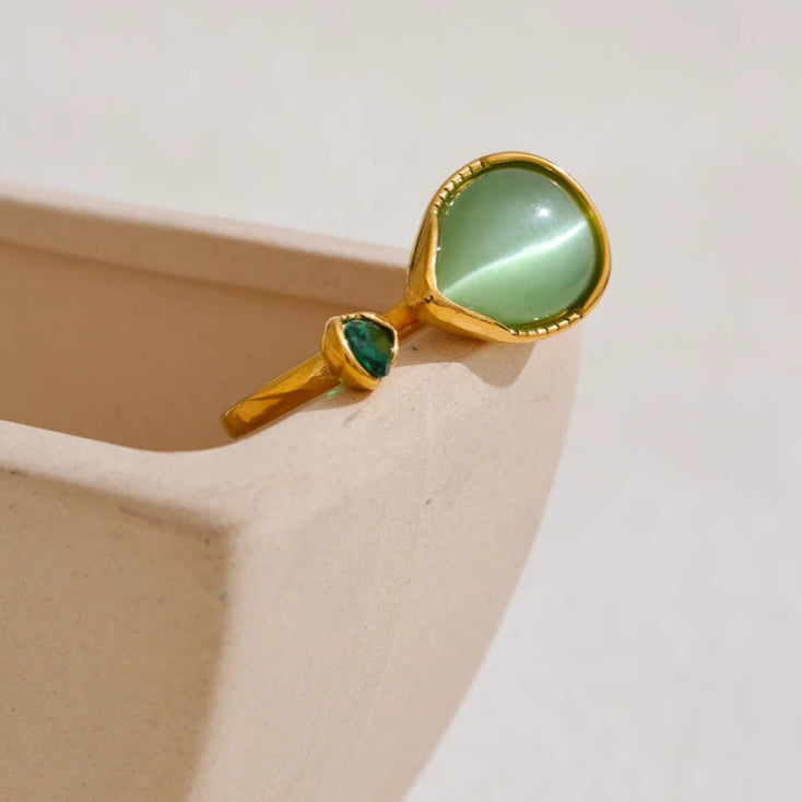 Sormus luonnonkivestä ja zirkonista valmistetulla vesipisara-muotoisella koristeella