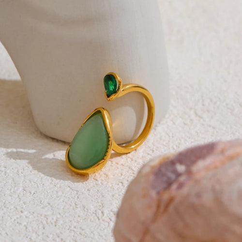 Sormus luonnonkivestä ja zirkonista valmistetulla vesipisara-muotoisella koristeella