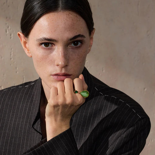 Sormus luonnonkivestä ja zirkonista valmistetulla vesipisara-muotoisella koristeella