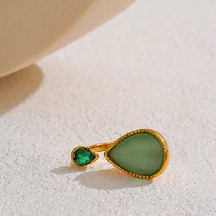 Sormus luonnonkivestä ja zirkonista valmistetulla vesipisara-muotoisella koristeella